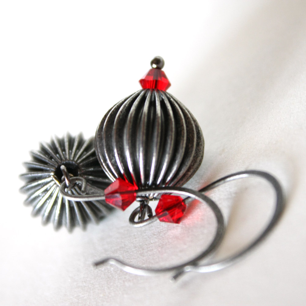 black and red - metal and swarovski earrings - vamp - halloween goth